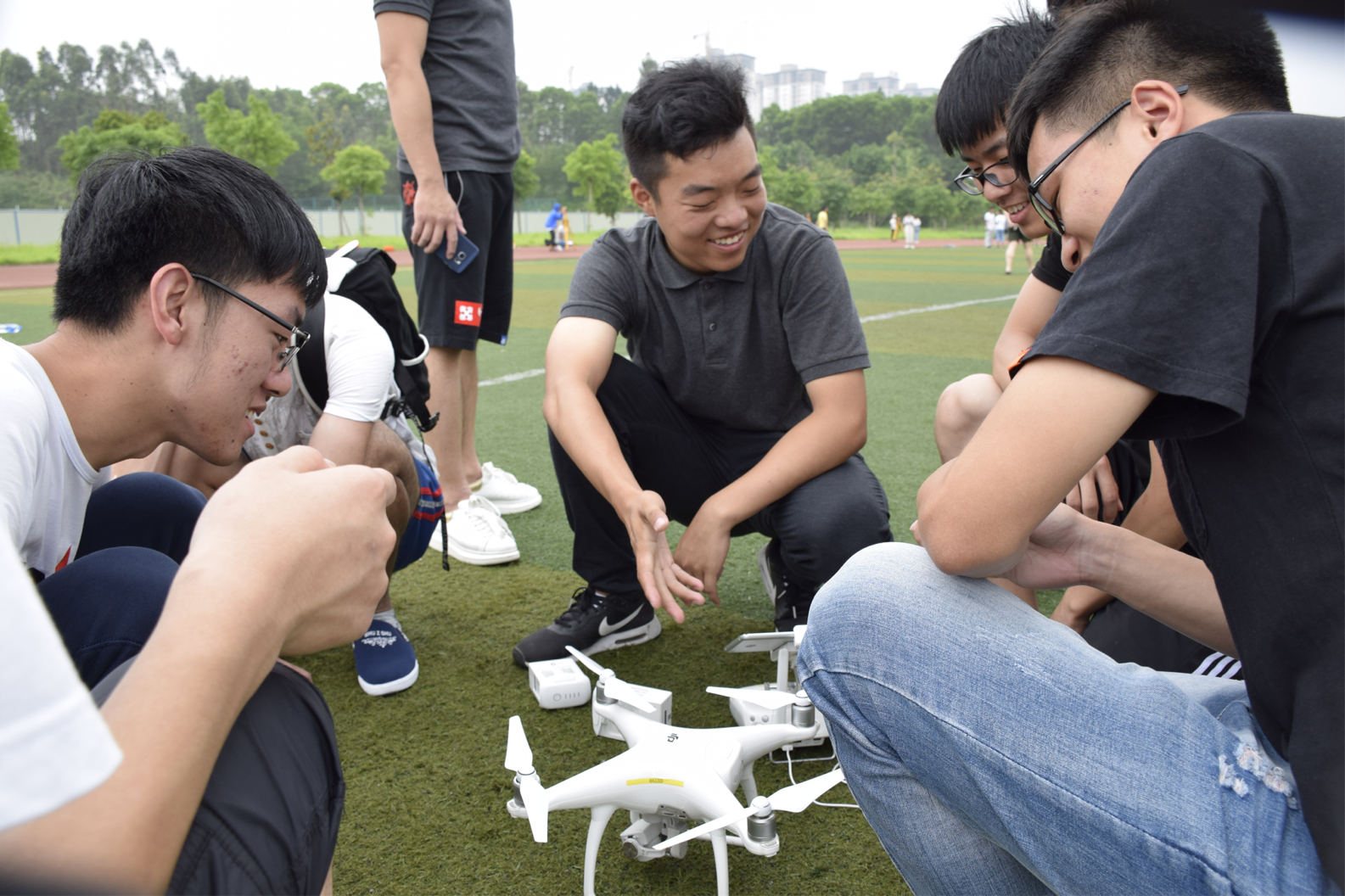 同学们在调试无人机 同学们在调试无人机